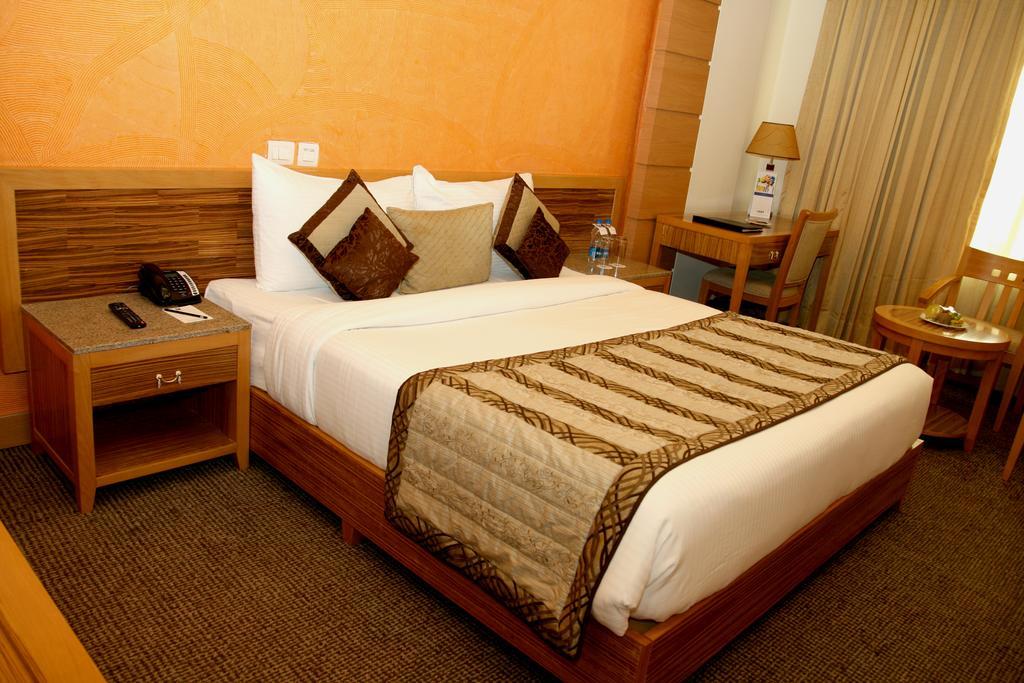 Hotel Saffron Kiran Noida Eksteriør billede
