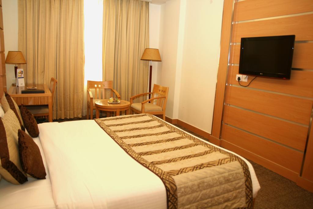 Hotel Saffron Kiran Noida Eksteriør billede