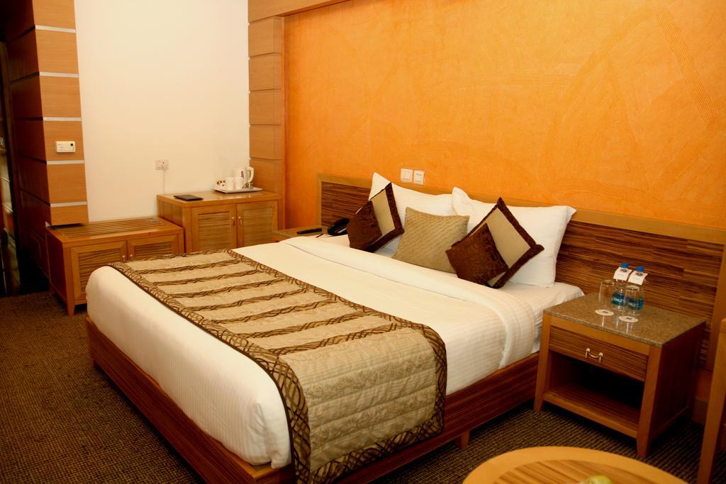 Hotel Saffron Kiran Noida Eksteriør billede
