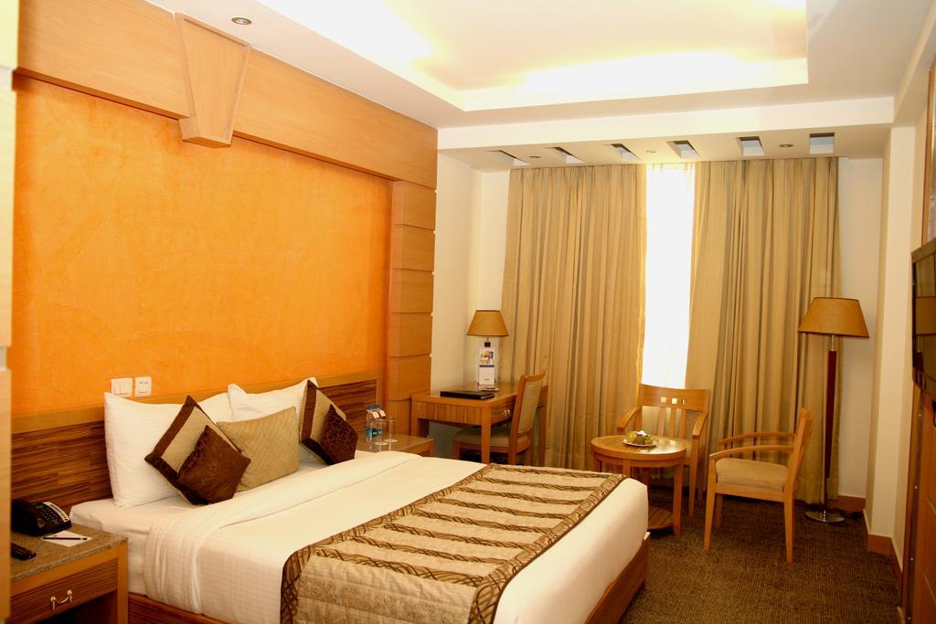 Hotel Saffron Kiran Noida Eksteriør billede