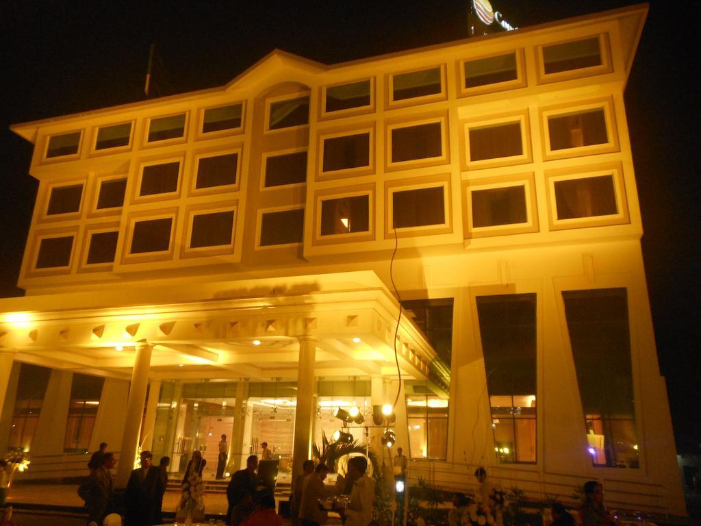 Hotel Saffron Kiran Noida Eksteriør billede