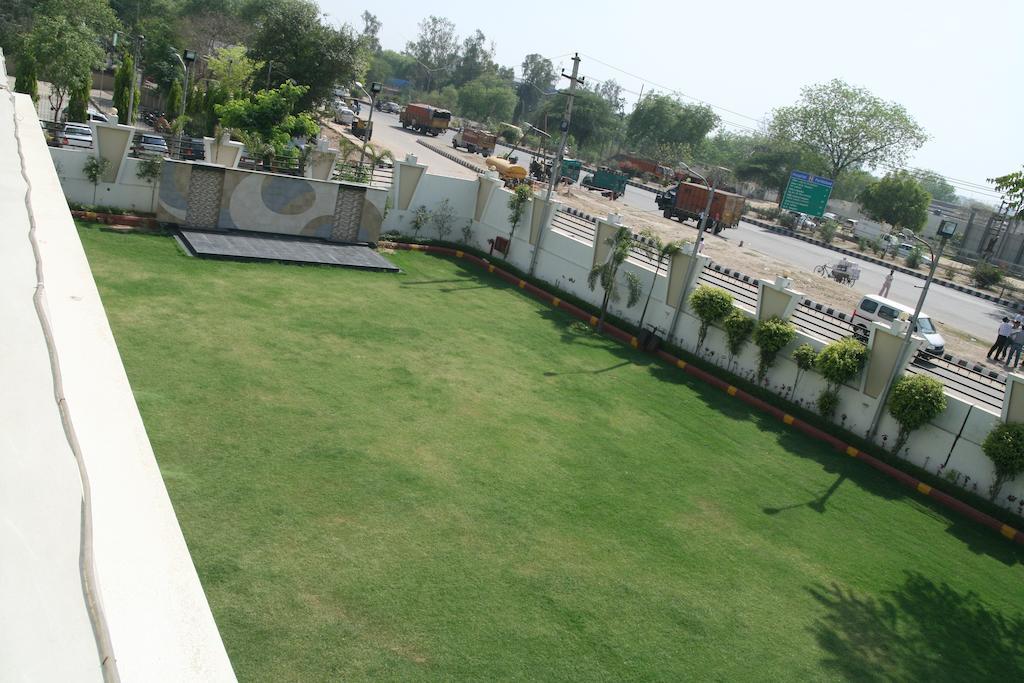 Hotel Saffron Kiran Noida Eksteriør billede