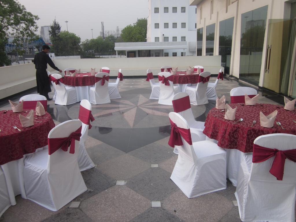 Hotel Saffron Kiran Noida Eksteriør billede