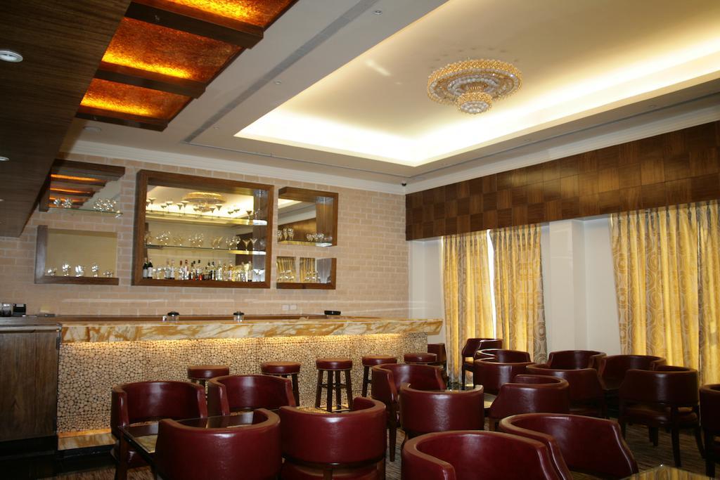 Hotel Saffron Kiran Noida Eksteriør billede