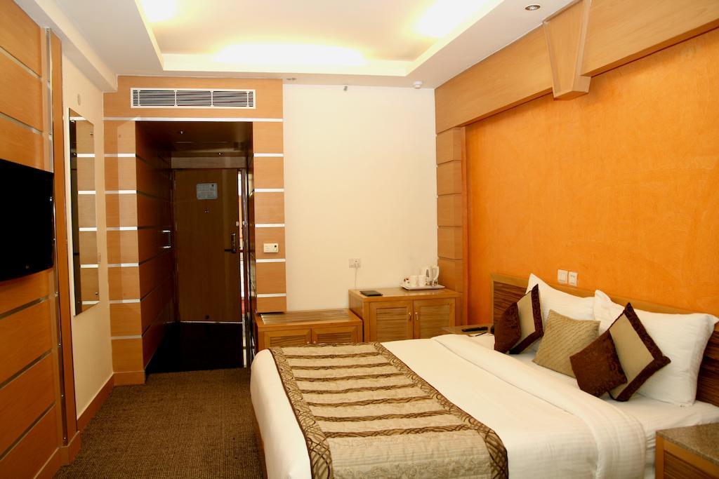Hotel Saffron Kiran Noida Eksteriør billede