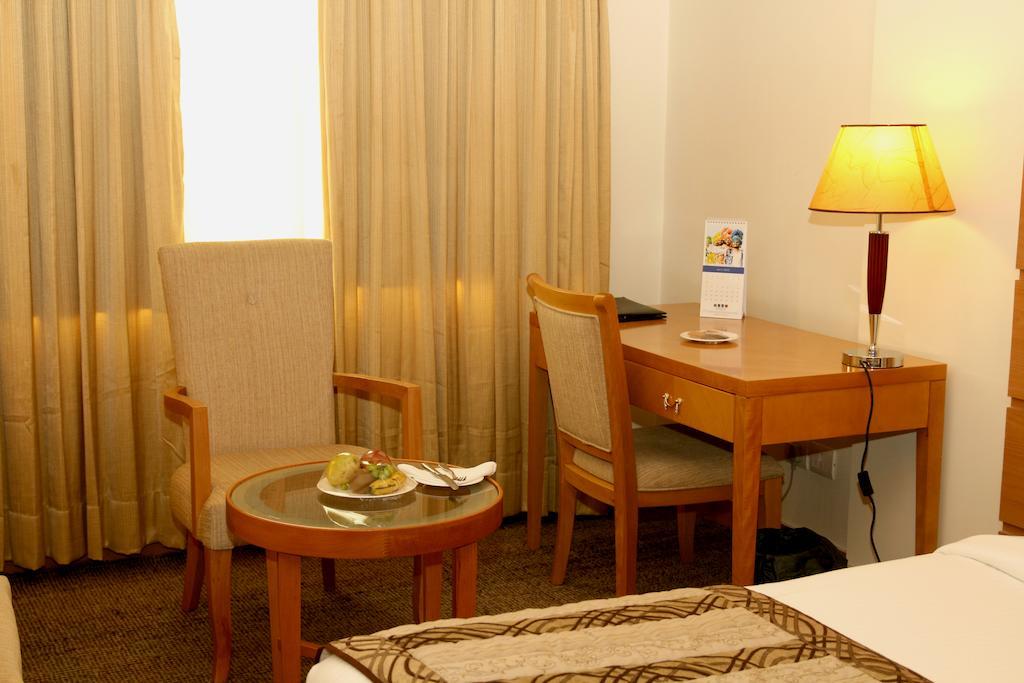 Hotel Saffron Kiran Noida Eksteriør billede