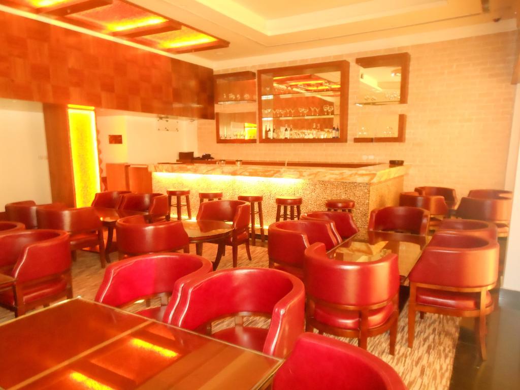 Hotel Saffron Kiran Noida Eksteriør billede