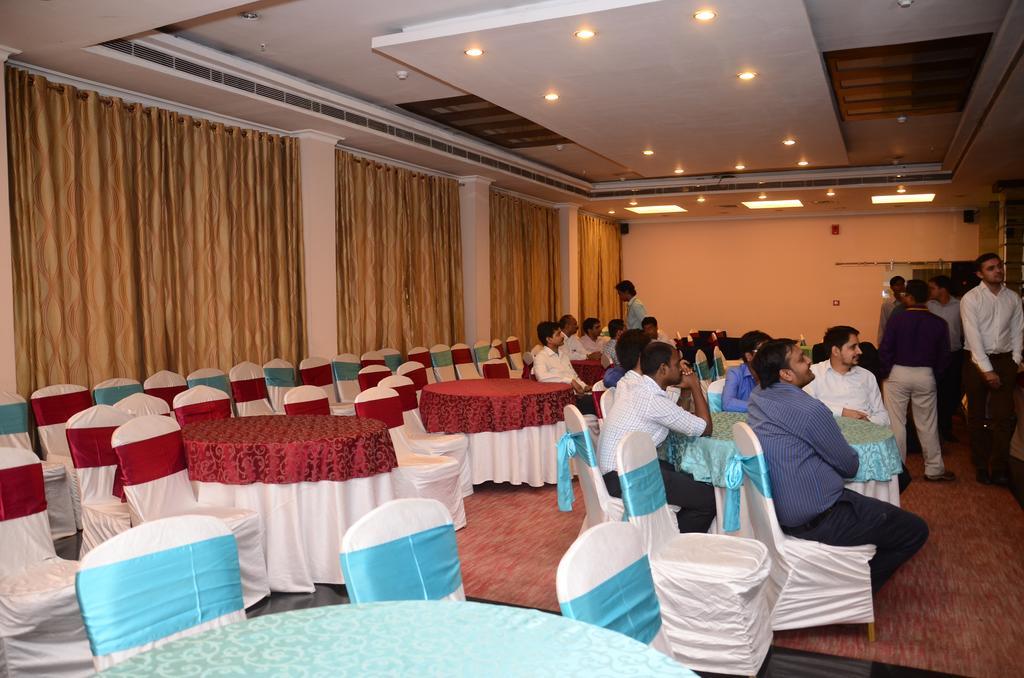 Hotel Saffron Kiran Noida Eksteriør billede