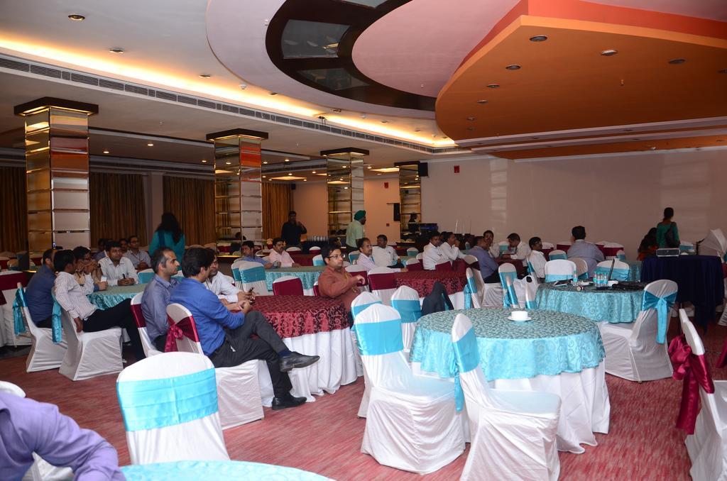 Hotel Saffron Kiran Noida Eksteriør billede