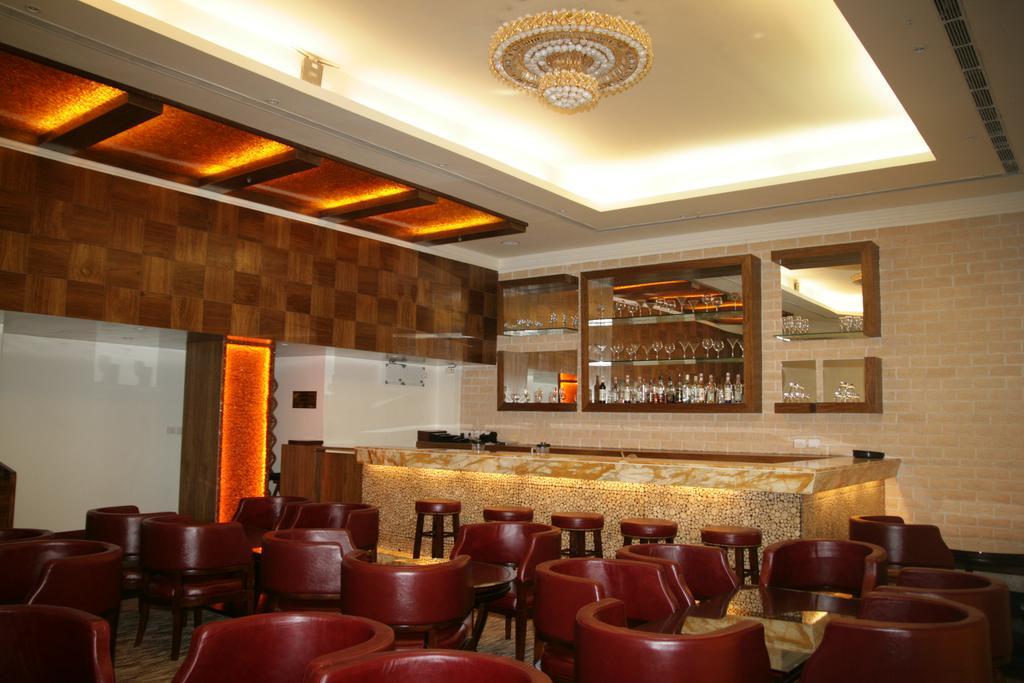 Hotel Saffron Kiran Noida Eksteriør billede