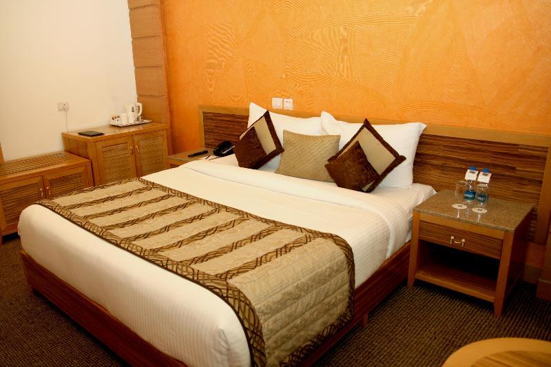 Hotel Saffron Kiran Noida Eksteriør billede